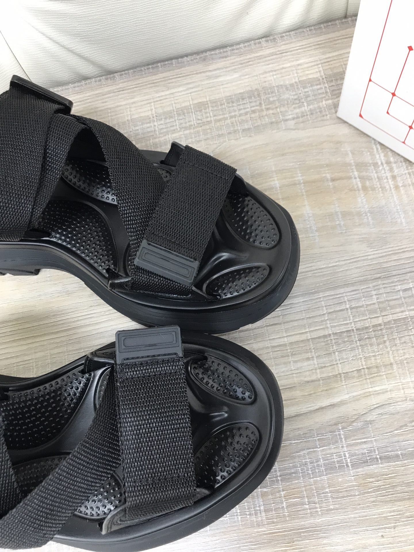 “McQuintread’s Classic Soles: Stylish Sandals for Spring 2022, Sizes 35-41” - 图片 5