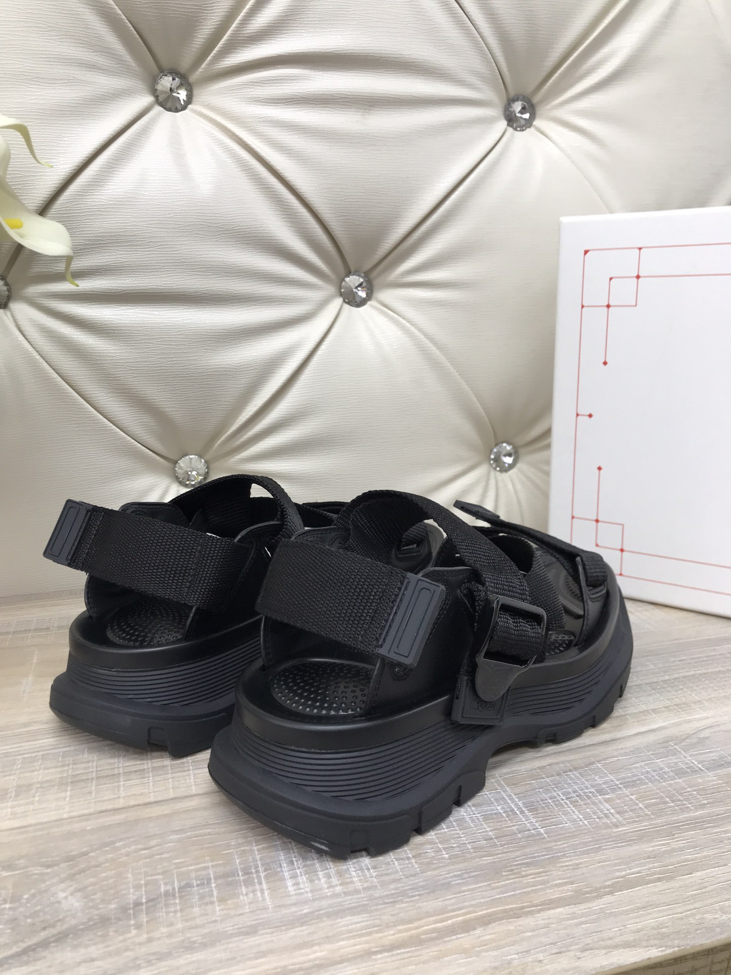 “McQuintread’s Classic Soles: Stylish Sandals for Spring 2022, Sizes 35-41” - 图片 8