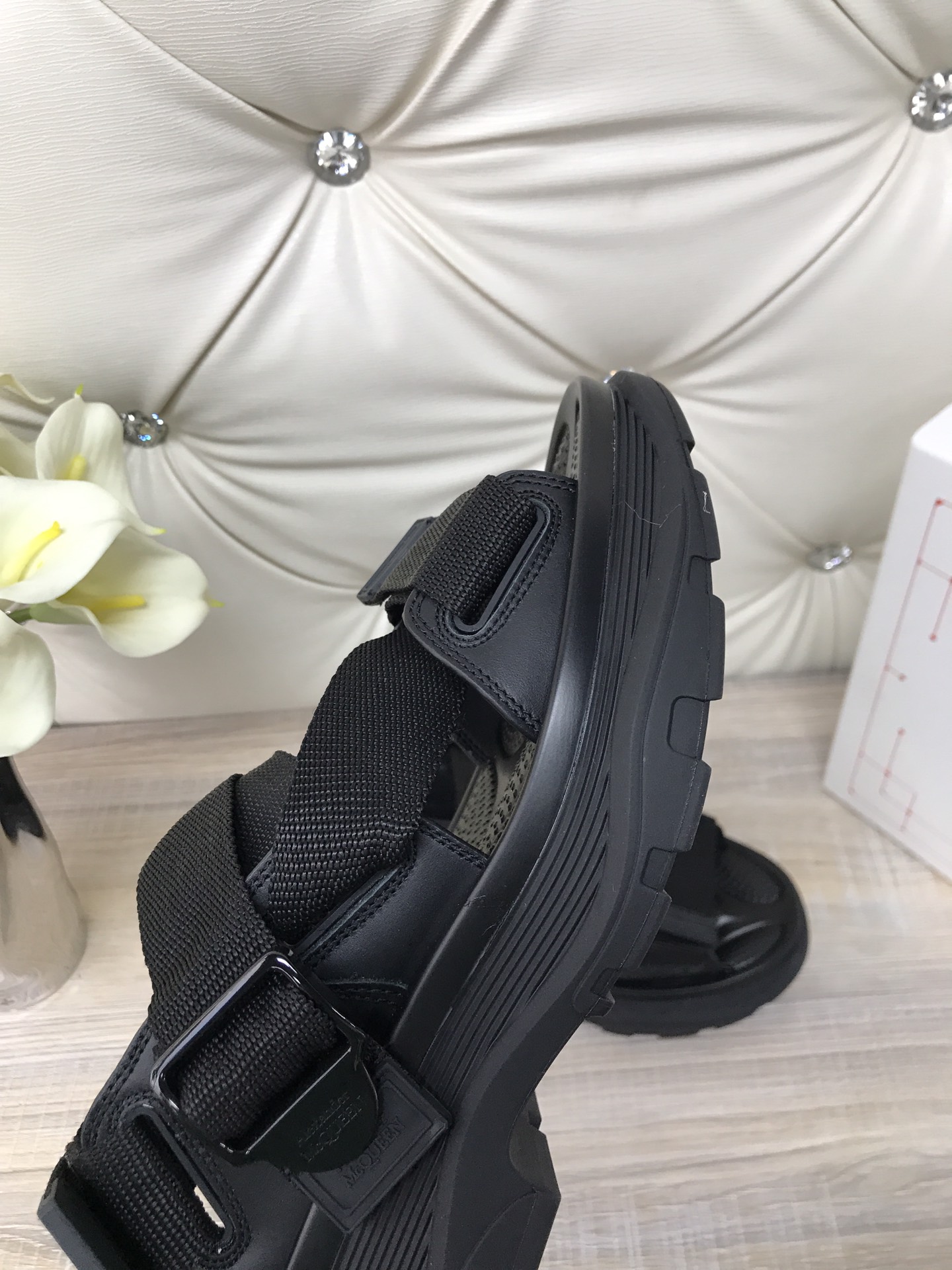 “McQuintread’s Classic Soles: Stylish Sandals for Spring 2022, Sizes 35-41” - 图片 7