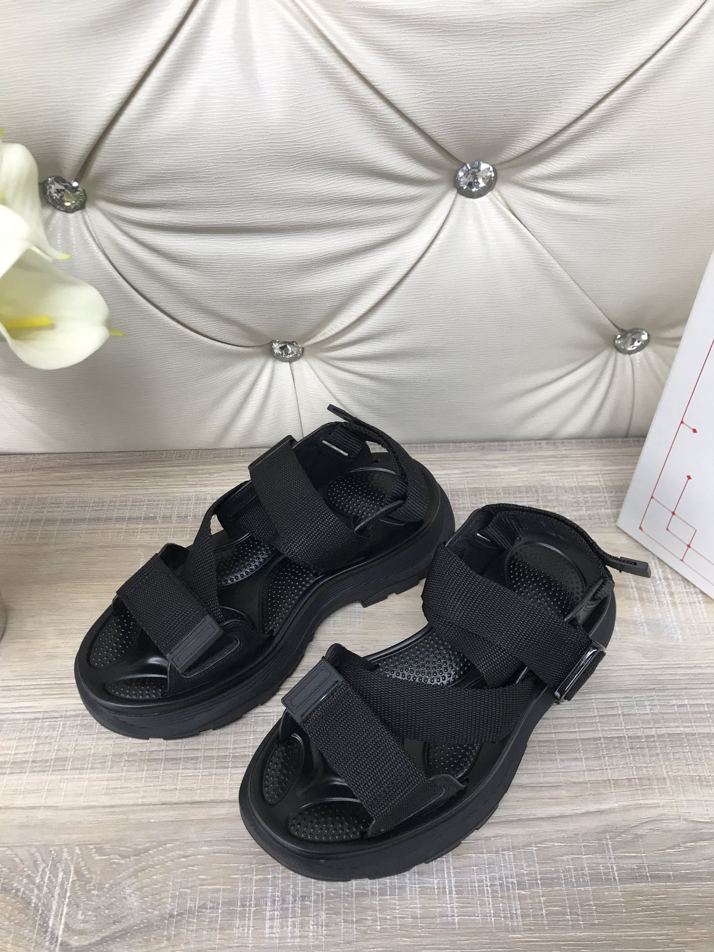 “McQuintread’s Classic Soles: Stylish Sandals for Spring 2022, Sizes 35-41” - 图片 2