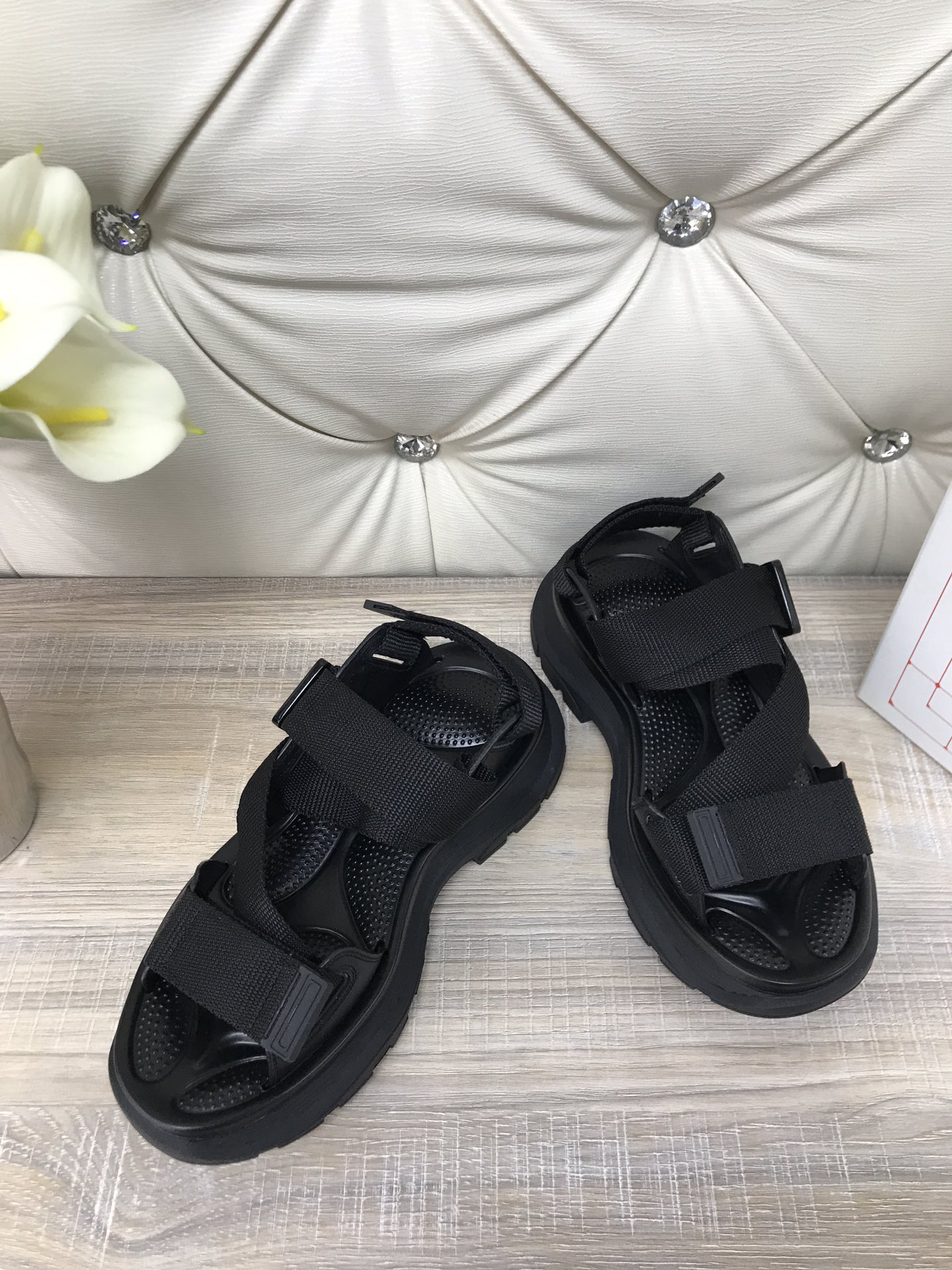 “McQuintread’s Classic Soles: Stylish Sandals for Spring 2022, Sizes 35-41” - 图片 3