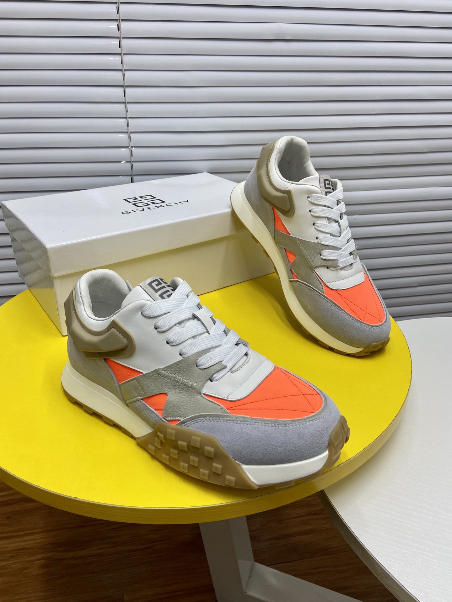 J0 原单羊皮里 Givenchy  纪梵希  ·高端休闲鞋：标准码：38-44 专柜同步发售鞋面：意大利进口原版面料原厂立体logo鞋面，尽显奢华，水染羊皮内里加上水染羊皮垫脚，脚感舒适，鞋底：原厂特供大底，轻便，舒适，随意进出专柜，欢迎下单