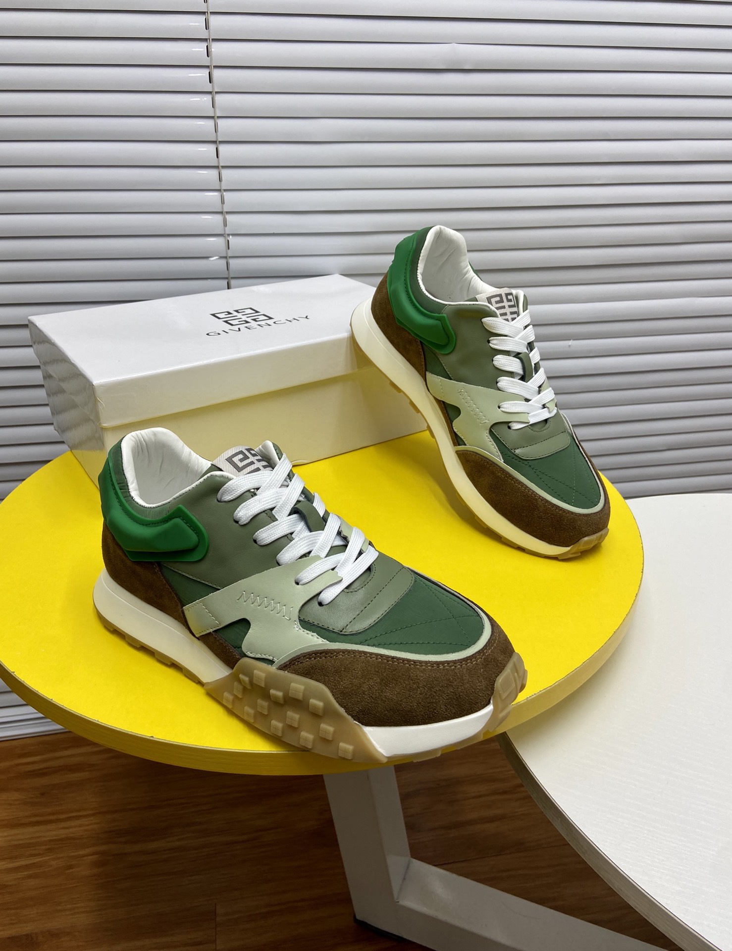 J0 原单羊皮里 Givenchy  纪梵希  ·高端休闲鞋：标准码：38-44 专柜同步发售鞋面：意大利进口原版面料原厂立体logo鞋面，尽显奢华，水染羊皮内里加上水染羊皮垫脚，脚感舒适，鞋底：原厂特供大底，轻便，舒适，随意进出专柜，欢迎下单