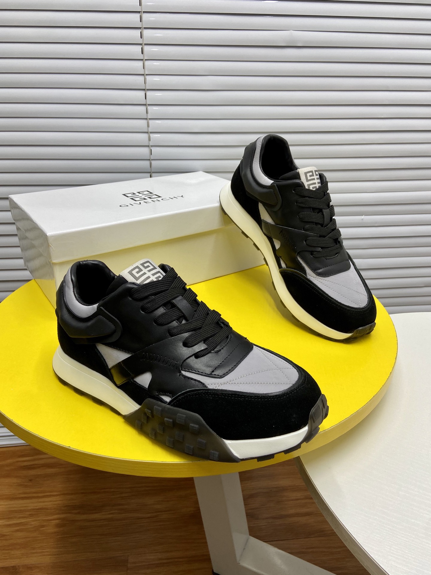 J0 原单羊皮里 Givenchy  纪梵希  ·高端休闲鞋：标准码：38-44 专柜同步发售鞋面：意大利进口原版面料原厂立体logo鞋面，尽显奢华，水染羊皮内里加上水染羊皮垫脚，脚感舒适，鞋底：原厂特供大底，轻便，舒适，随意进出专柜，欢迎下单