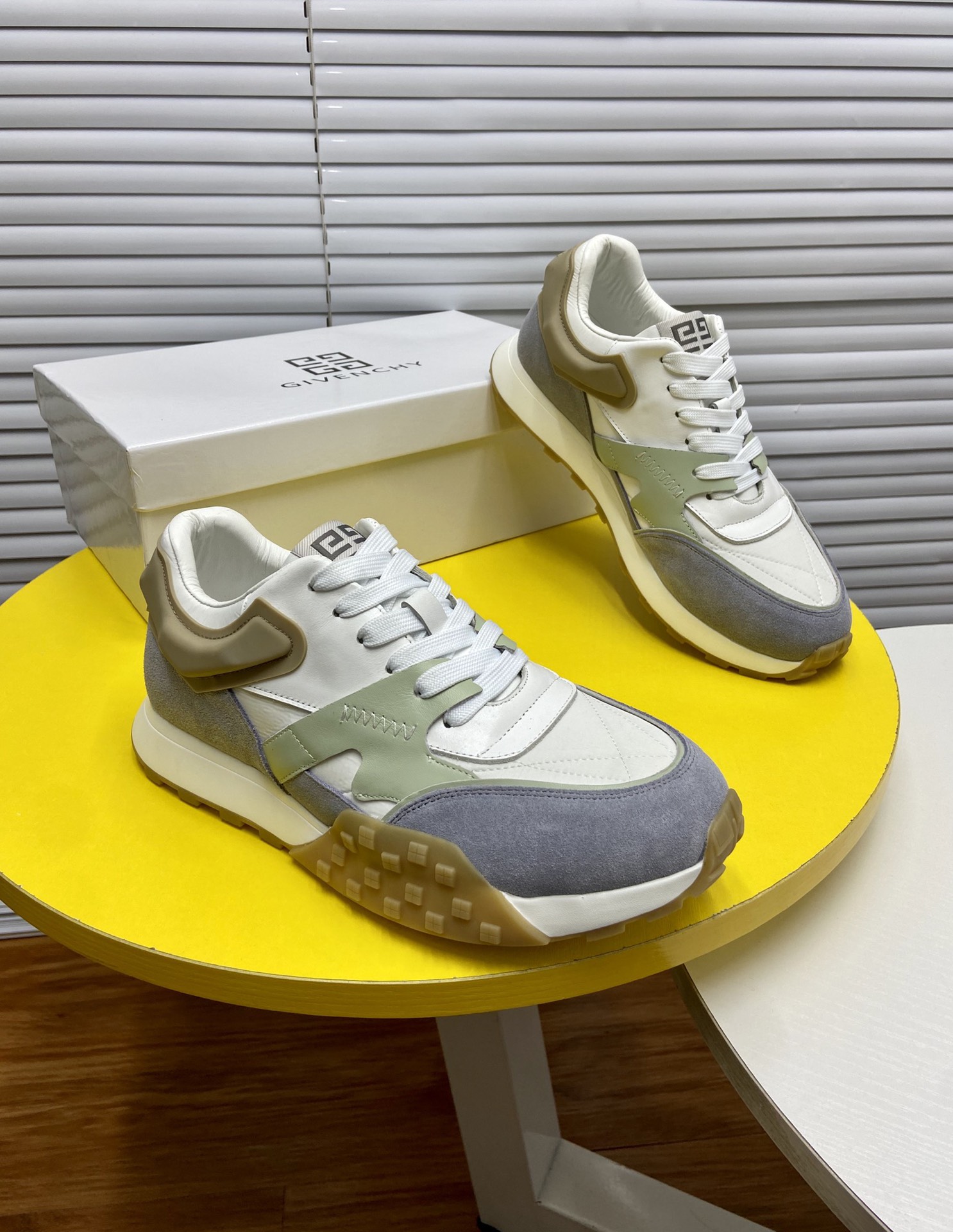 J0 原单羊皮里 Givenchy  纪梵希  ·高端休闲鞋：标准码：38-44 专柜同步发售鞋面：意大利进口原版面料原厂立体logo鞋面，尽显奢华，水染羊皮内里加上水染羊皮垫脚，脚感舒适，鞋底：原厂特供大底，轻便，舒适，随意进出专柜，欢迎下单