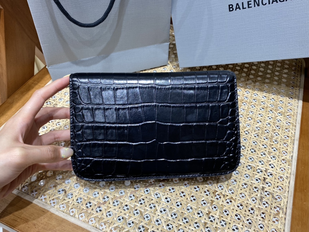 Balenciaga 𝐁. 𝘄𝗮𝗹𝗹𝗲𝘁 𝗼𝗻 𝗰𝗵𝗮𝗶𝗻 19.5CM BAG 593615鳄鱼纹黑色金扣