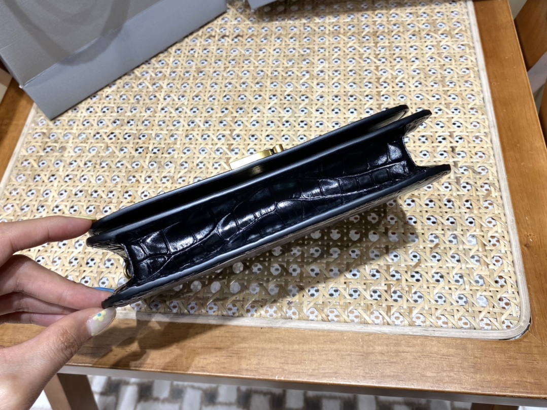 Balenciaga 𝐁. 𝘄𝗮𝗹𝗹𝗲𝘁 𝗼𝗻 𝗰𝗵𝗮𝗶𝗻 19.5CM BAG 593615鳄鱼纹黑色金扣