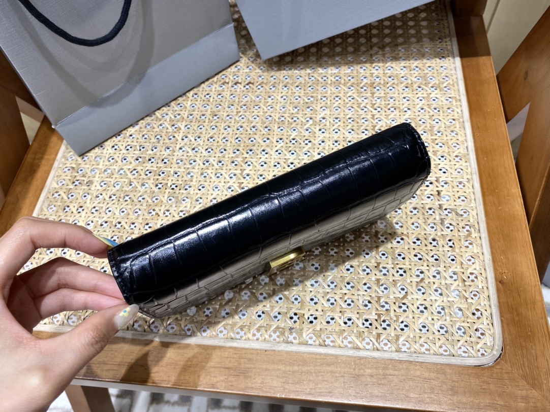 Balenciaga 𝐁. 𝘄𝗮𝗹𝗹𝗲𝘁 𝗼𝗻 𝗰𝗵𝗮𝗶𝗻 19.5CM BAG 593615鳄鱼纹黑色金扣