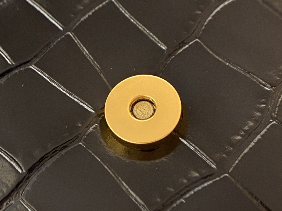 Balenciaga 𝐁. 𝘄𝗮𝗹𝗹𝗲𝘁 𝗼𝗻 𝗰𝗵𝗮𝗶𝗻 19.5CM BAG 593615鳄鱼纹黑色金扣