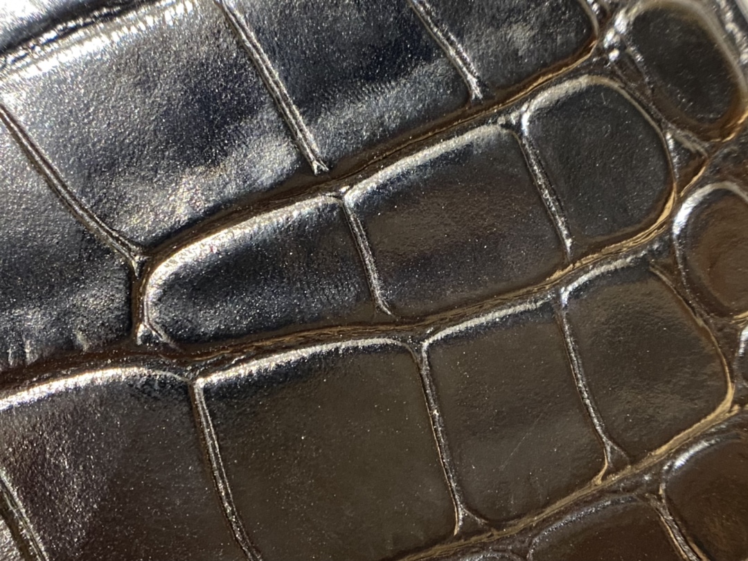 Balenciaga 𝐁. 𝘄𝗮𝗹𝗹𝗲𝘁 𝗼𝗻 𝗰𝗵𝗮𝗶𝗻 19.5CM BAG 593615鳄鱼纹黑色金扣