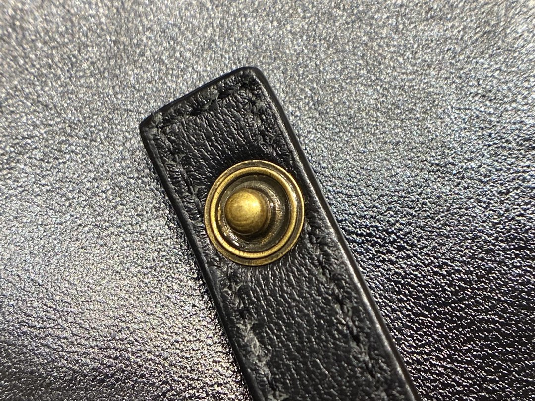 Balenciaga 𝐁. 𝘄𝗮𝗹𝗹𝗲𝘁 𝗼𝗻 𝗰𝗵𝗮𝗶𝗻 19.5CM BAG 593615鳄鱼纹黑色金扣