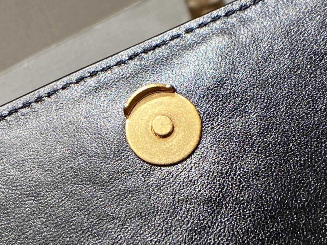 Balenciaga 𝐁. 𝘄𝗮𝗹𝗹𝗲𝘁 𝗼𝗻 𝗰𝗵𝗮𝗶𝗻 19.5CM BAG 593615鳄鱼纹黑色金扣