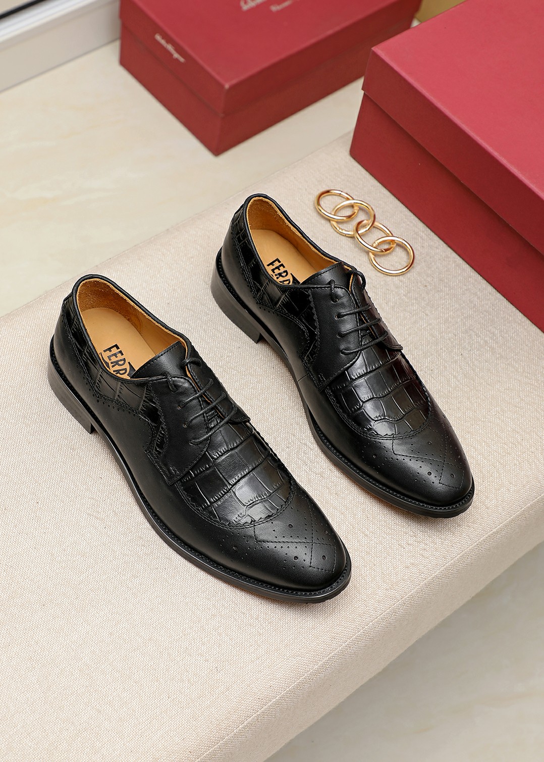 J0 菲拉格慕 官网款～休闲皮鞋 男士2022专柜同步发售，意大利进口原版品牌精选头层小牛皮面 柔软、手感好拒绝脱色磨脚鞋底：原厂特供原版底，超酷 就好像实物拍摄实物更赞 适合户外，完美高品质皮鞋， 宝男鞋