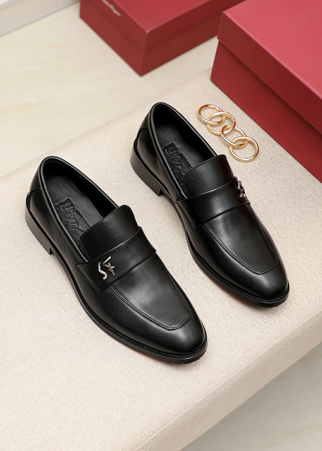 I5 菲拉格慕 官网款～休闲皮鞋 男士2022专柜同步发售，意大利进口原版品牌精选头层小牛皮面 柔软、手感好拒绝脱色磨脚鞋底：原厂特供原版底，超酷 就好像实物拍摄实物更赞 适合户外，完美高品质皮鞋， 宝男鞋