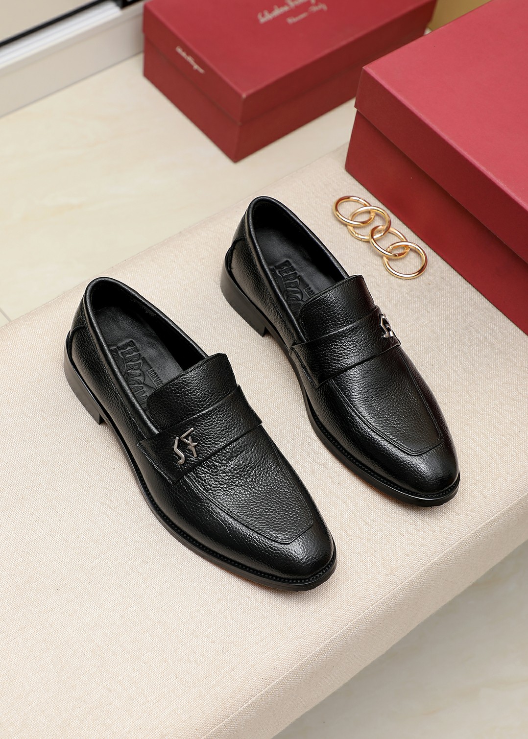 I5 菲拉格慕 官网款～休闲皮鞋 男士2022专柜同步发售，意大利进口原版品牌精选头层小牛皮面 柔软、手感好拒绝脱色磨脚鞋底：原厂特供原版底，超酷 就好像实物拍摄实物更赞 适合户外，完美高品质皮鞋， 宝男鞋