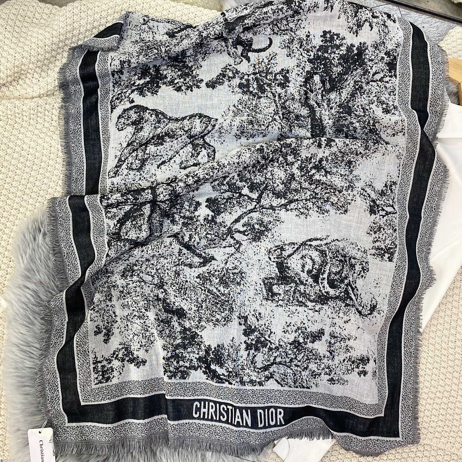 NO:162953,The latest counter of Do is mainly featured [D Zoo Scarf 90] Tropical Rainforest Series. A very easy-to-match style for vacation and daily life. The order private flow is very easy to match when you see it. You want to go on vacation and wear it very well. The whole person looks so energetic. Needless to say, you can see the details clearly. The high-standard quality that is absolutely praised is 90*180cm, handmade thread, ordinary scarf19860909批Do最最新的专柜主打【D动物园丝巾90】热带雨林系列 度假及日常都非常好搭配的款订单私流】一看到就想去度假平时穿搭也非常好搭配,整个人看起来都会神采奕奕好多不用多说,细节品质都看得清楚,绝对获赞的高规格品质90*180cm,手工扣丝,普通围巾,scarf