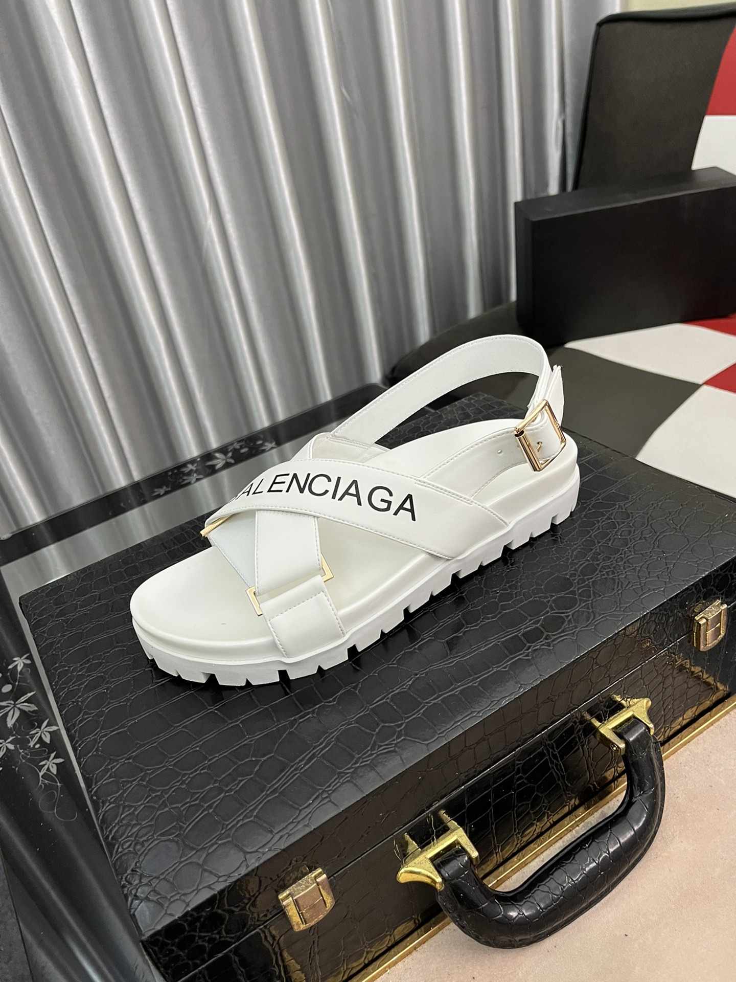 I0  巴黎世家.精品男士凉鞋🍃休闲宽松舒适型。穿上它你定是这条街最亮的仔 🌟，上图片必爆款🔥