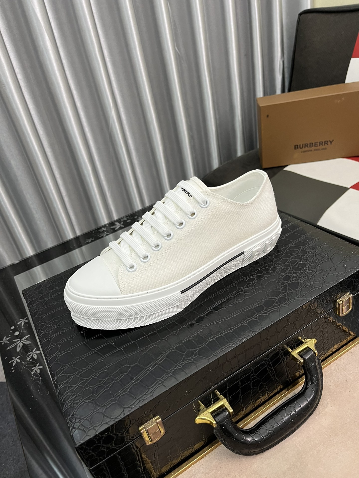 I5   Burberry 巴宝莉  男士休闲鞋[得意]爆款，进口牛皮搭配原版印花面料，舒适耐磨大底 ，猪皮内里，你还为穿着搭配鞋发愁，那这款鞋你就是你不二的选择