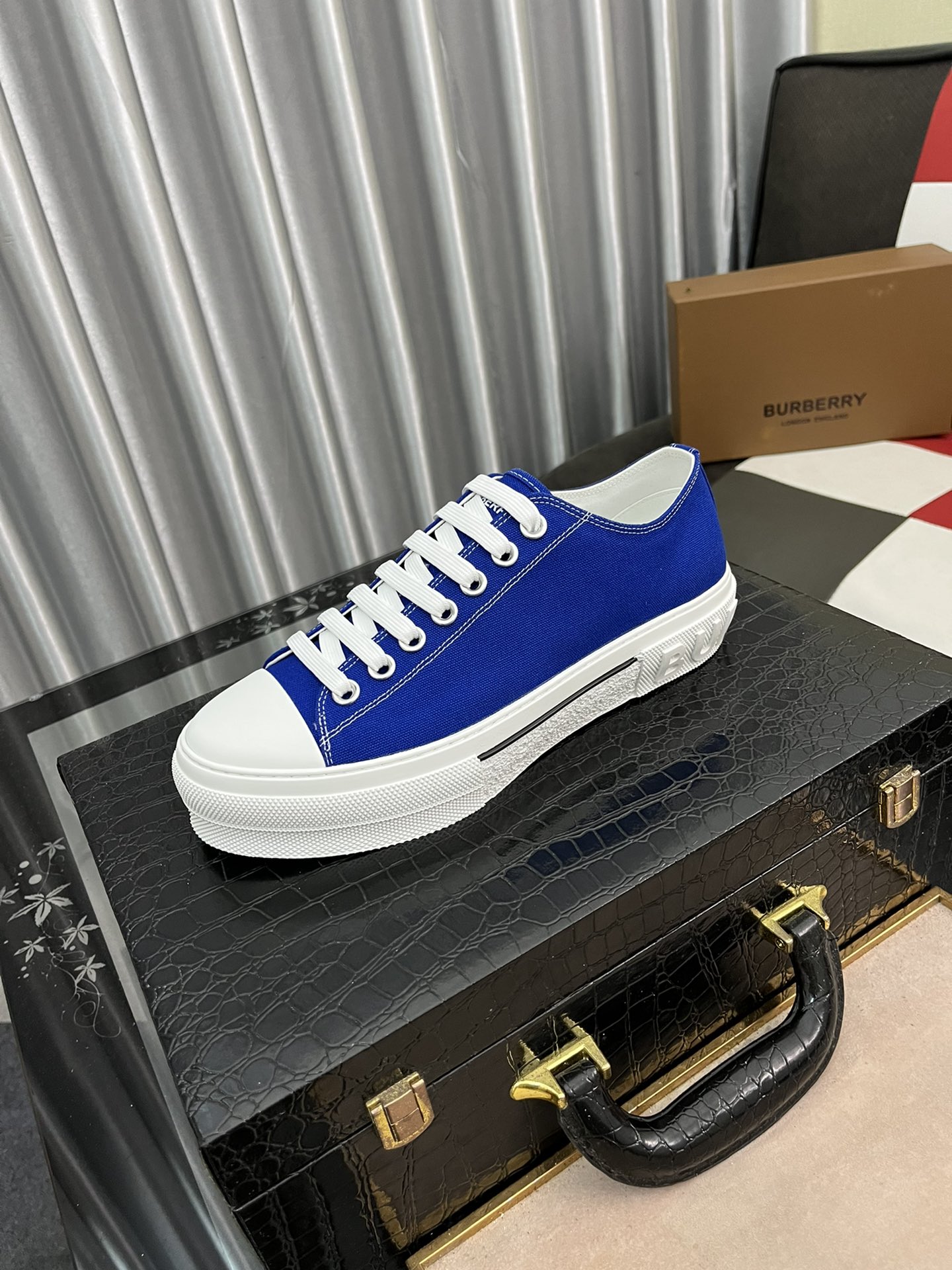 I5   Burberry 巴宝莉  男士休闲鞋[得意]爆款，进口牛皮搭配原版印花面料，舒适耐磨大底 ，猪皮内里，你还为穿着搭配鞋发愁，那这款鞋你就是你不二的选择