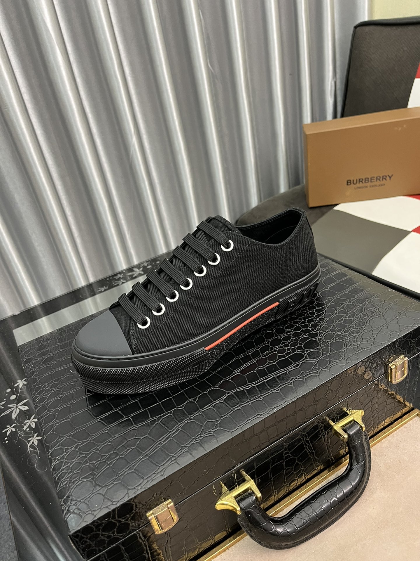 I5   Burberry 巴宝莉  男士休闲鞋[得意]爆款，进口牛皮搭配原版印花面料，舒适耐磨大底 ，猪皮内里，你还为穿着搭配鞋发愁，那这款鞋你就是你不二的选择