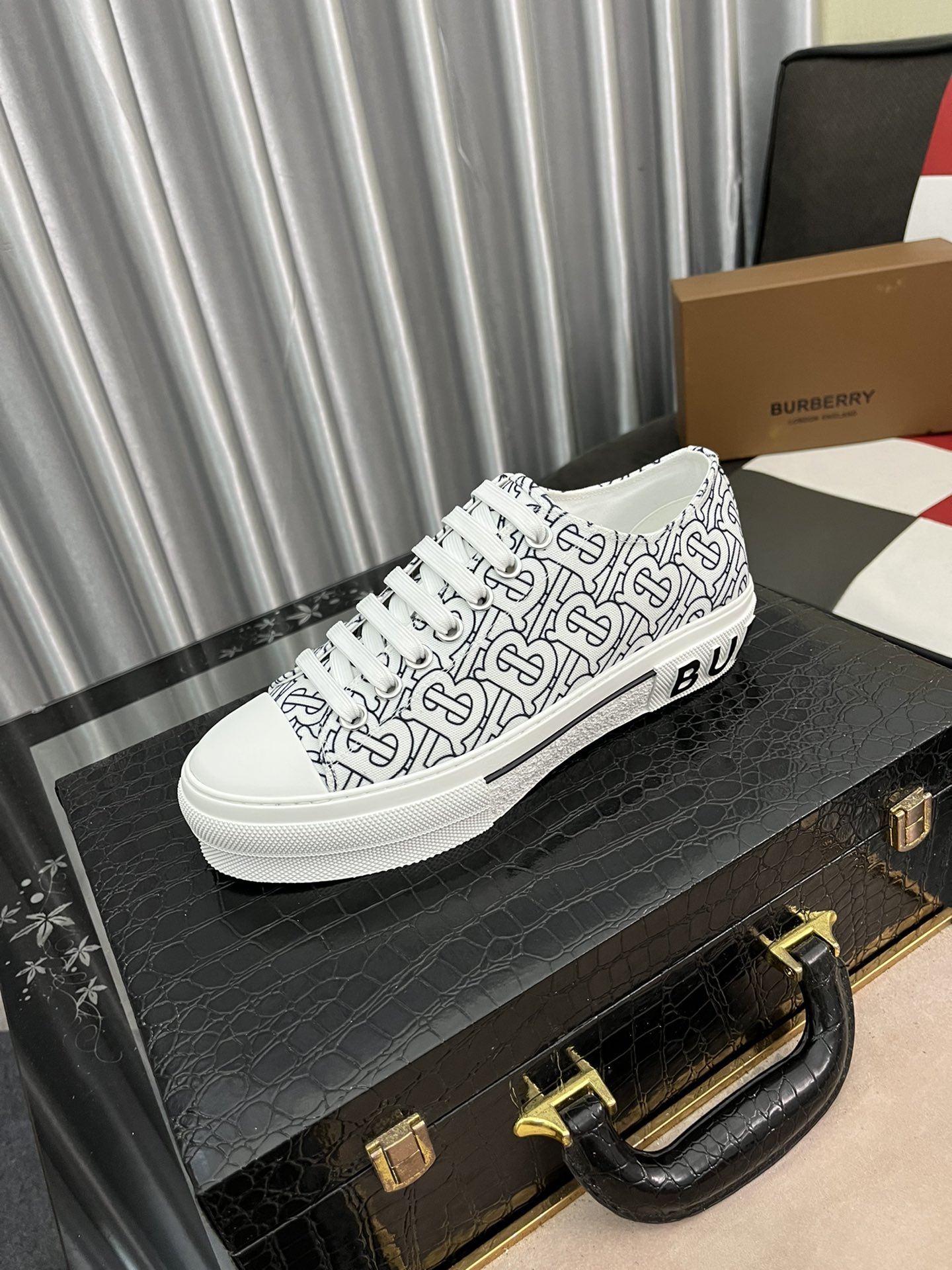 I5   Burberry 巴宝莉  男士休闲鞋[得意]爆款，进口牛皮搭配原版印花面料，舒适耐磨大底 ，猪皮内里，你还为穿着搭配鞋发愁，那这款鞋你就是你不二的选择