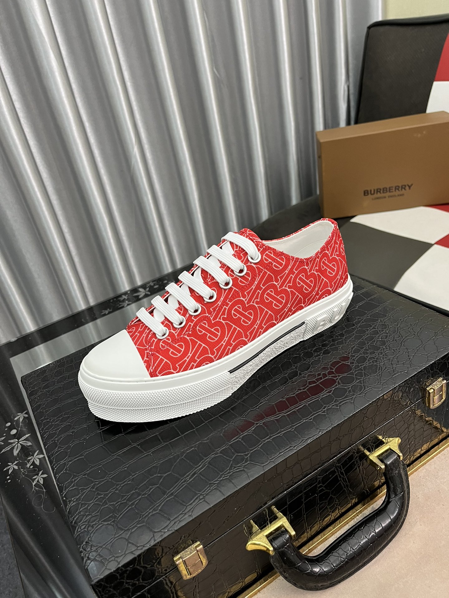 I5   Burberry 巴宝莉  男士休闲鞋[得意]爆款，进口牛皮搭配原版印花面料，舒适耐磨大底 ，猪皮内里，你还为穿着搭配鞋发愁，那这款鞋你就是你不二的选择