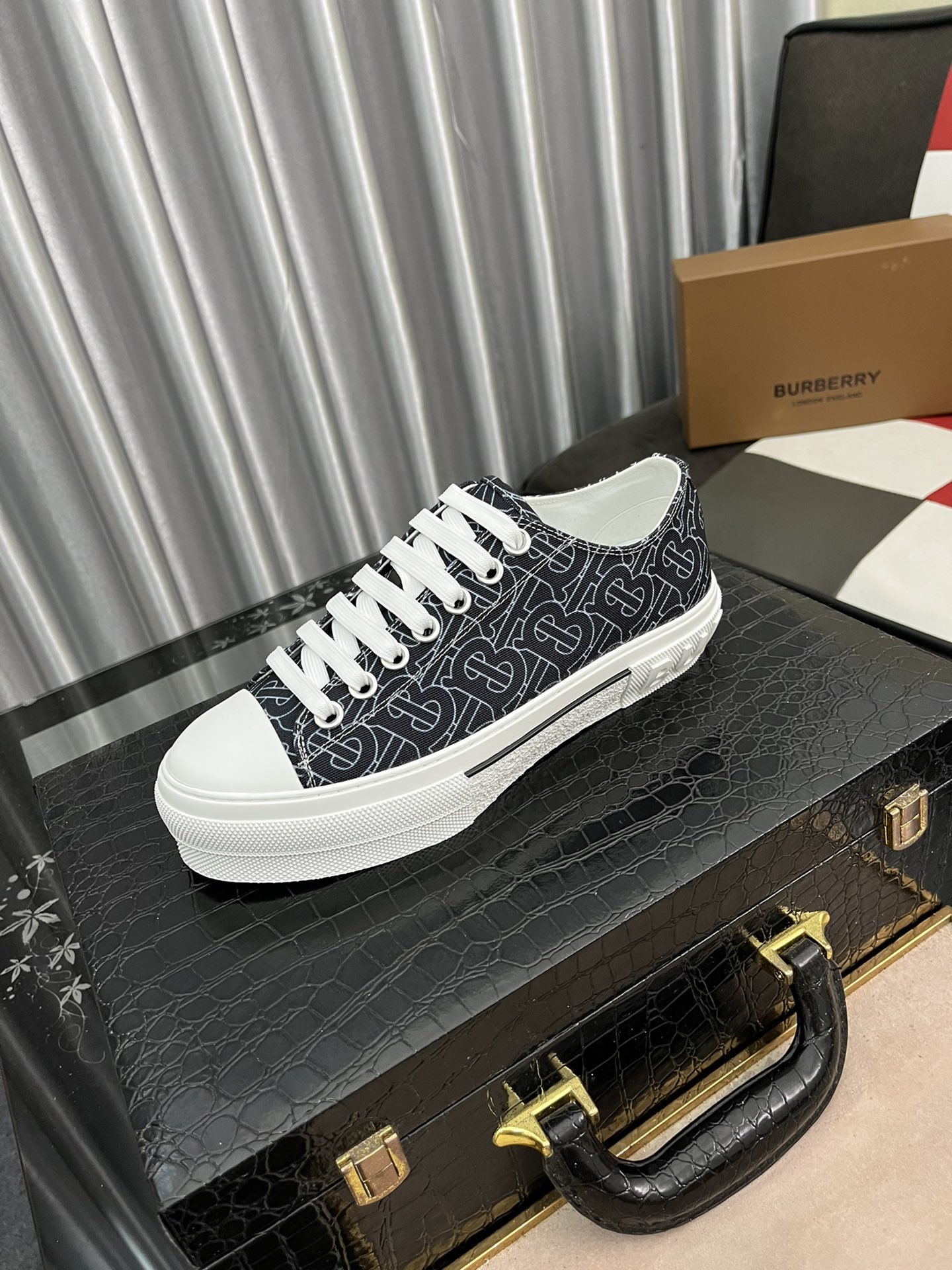 I5   Burberry 巴宝莉  男士休闲鞋[得意]爆款，进口牛皮搭配原版印花面料，舒适耐磨大底 ，猪皮内里，你还为穿着搭配鞋发愁，那这款鞋你就是你不二的选择