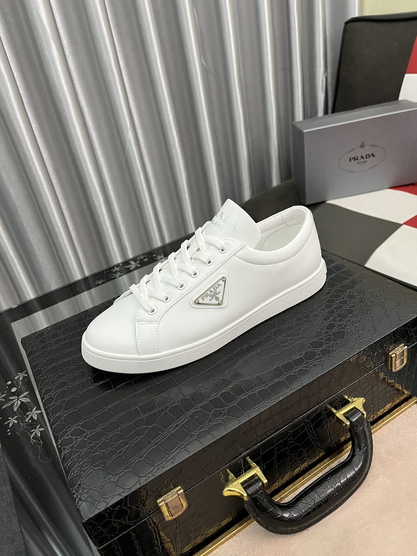 I0  普拉达休闲鞋 Prada 面料：高端货，鞋面采用小牛皮，休闲百搭鞋，上脚舒适透气，真皮垫脚，超吸汗不臭脚，大底：橡胶柔软防滑耐磨大底