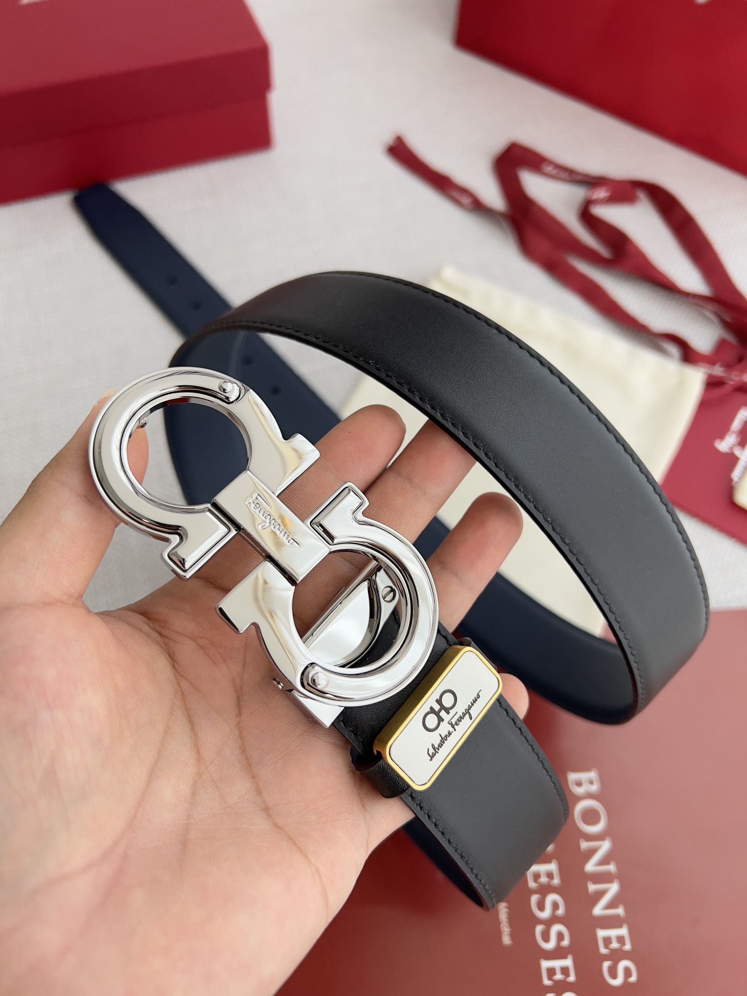 I0  Ferragamo 菲拉格慕 腰带·皮带·原单 型号：挂扣,原版配色挂扣,实物拍摄,头层牛皮 材料：百分百头层牛皮,保证真皮.双面可用专柜同等质量,经典头层牛皮双面平纹,黑深蓝,纯铜配色挂扣,银扣,带身可自由裁剪,可双面使用,送人自用首选 包装：请认准如图专柜包装,赠送打孔器,原版电子票,宽度3.5mm