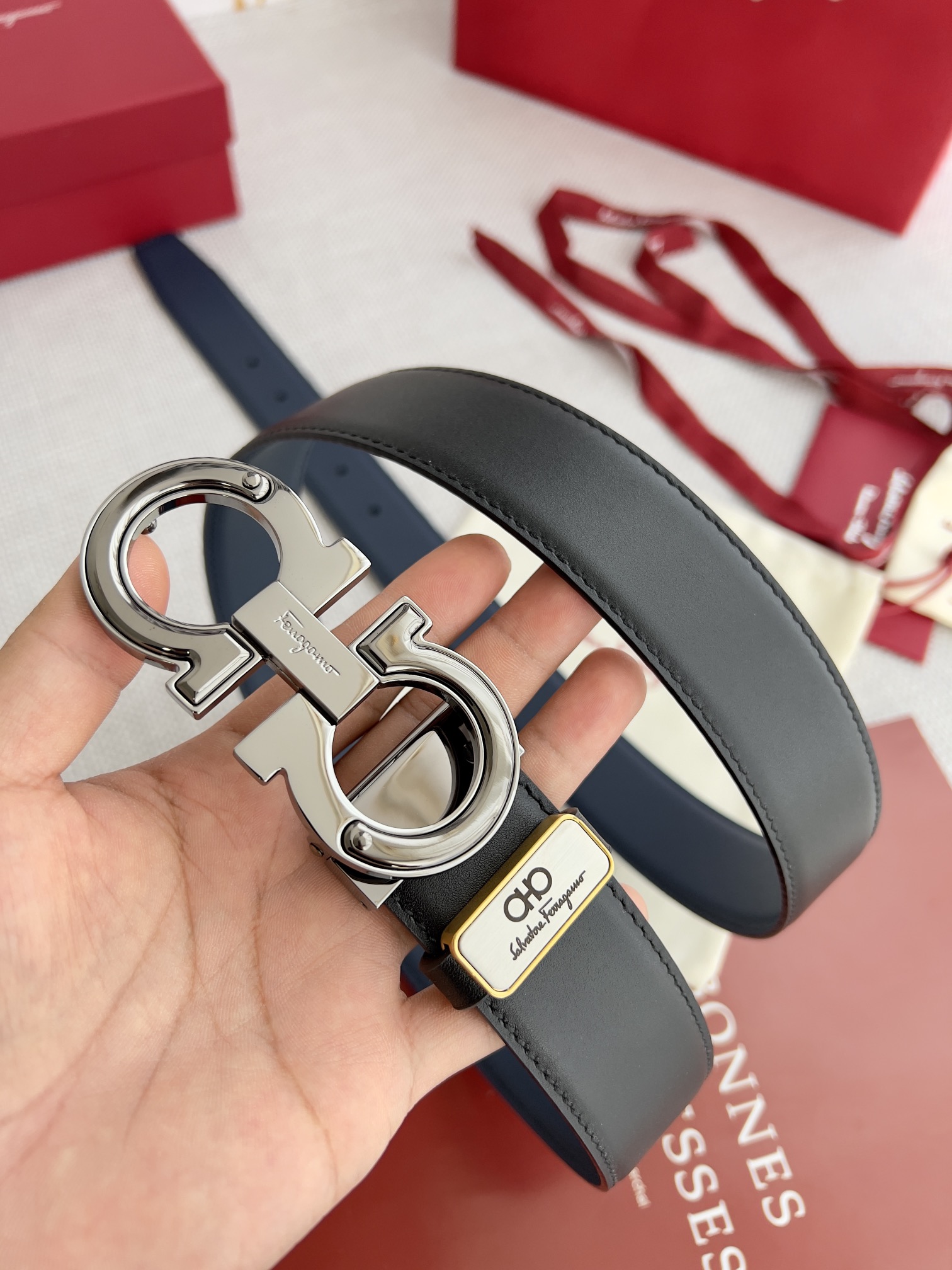 I0  Ferragamo 菲拉格慕 腰带·皮带·原单 型号：挂扣,原版配色挂扣,实物拍摄,头层牛皮 材料：百分百头层牛皮,保证真皮.双面可用专柜同等质量,经典头层牛皮双面平纹,黑深蓝,纯铜配色挂扣,枪扣,带身可自由裁剪,可双面使用,送人自用首选 包装：请认准如图专柜包装,赠送打孔器,原版电子票,宽度3.5mm