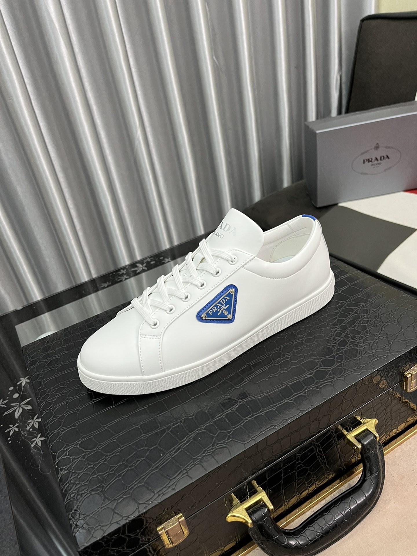 I0  普拉达休闲鞋 Prada 面料：高端货，鞋面采用小牛皮，休闲百搭鞋，上脚舒适透气，真皮垫脚，超吸汗不臭脚，大底：橡胶柔软防滑耐磨大底