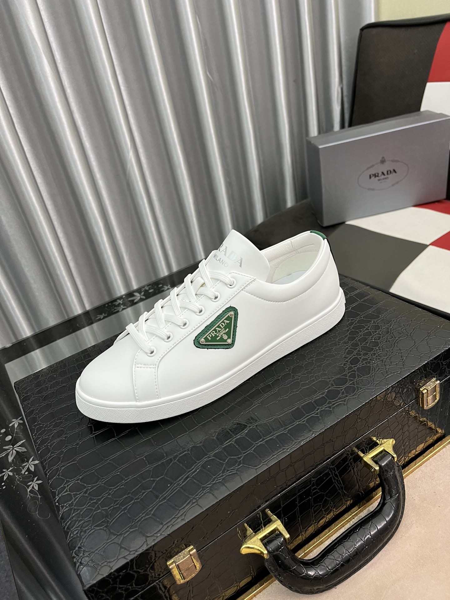 I0  普拉达休闲鞋 Prada 面料：高端货，鞋面采用小牛皮，休闲百搭鞋，上脚舒适透气，真皮垫脚，超吸汗不臭脚，大底：橡胶柔软防滑耐磨大底