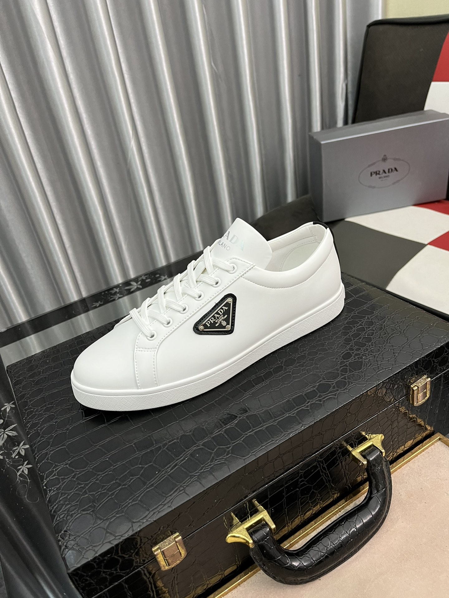 I0  普拉达休闲鞋 Prada 面料：高端货，鞋面采用小牛皮，休闲百搭鞋，上脚舒适透气，真皮垫脚，超吸汗不臭脚，大底：橡胶柔软防滑耐磨大底