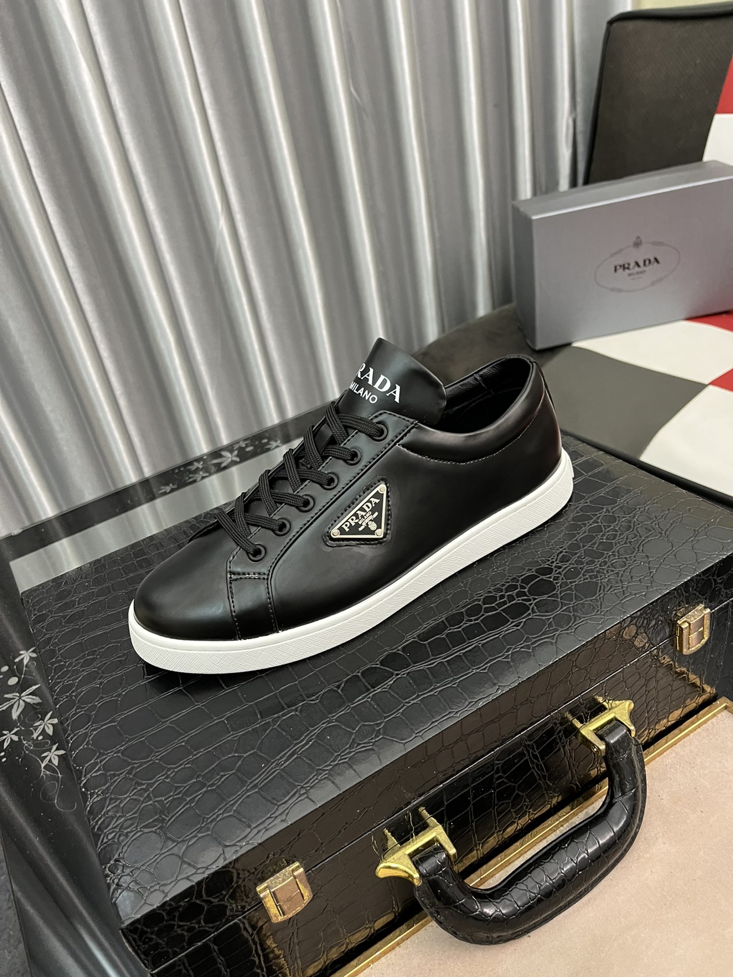 I0  普拉达休闲鞋 Prada 面料：高端货，鞋面采用小牛皮，休闲百搭鞋，上脚舒适透气，真皮垫脚，超吸汗不臭脚，大底：橡胶柔软防滑耐磨大底