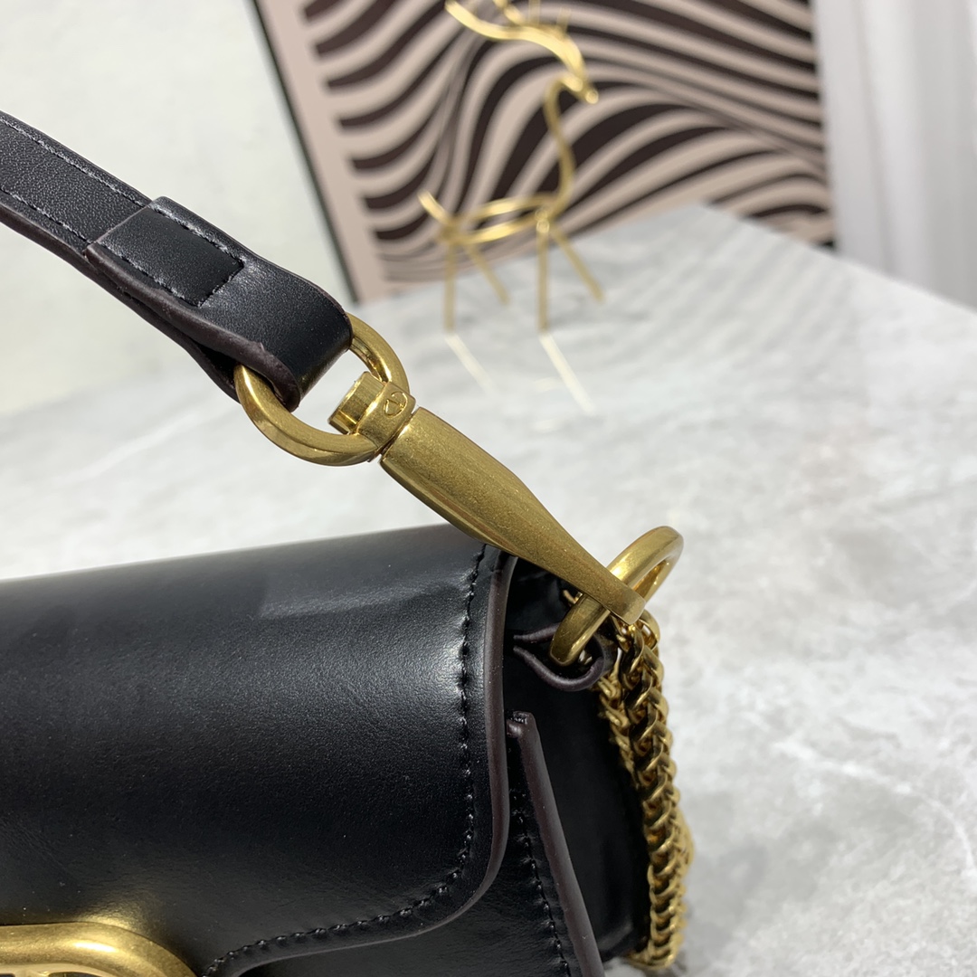 【520甄选】VALENTINO华家 女士MINILOCO 小牛皮新品 金属链条和细腻皮革组成别致双提柄,还可拆除变身手 【520甄选】VALENTINO华家 女士MINILOCO 小牛皮新品 金属链条和细腻皮革组成别致双提柄,还可拆除变身手