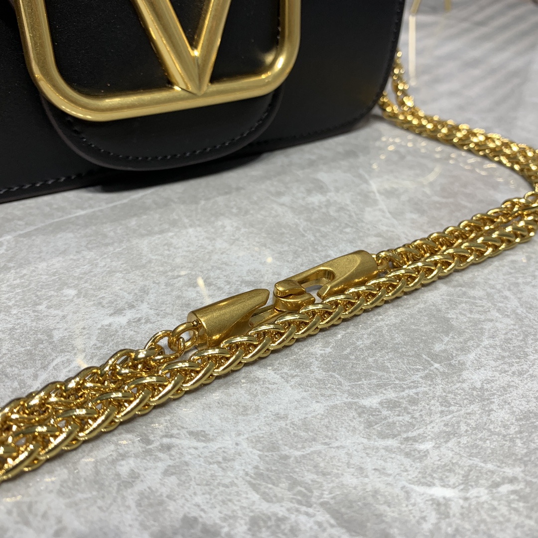 【520甄选】VALENTINO华家 女士MINILOCO 小牛皮新品 金属链条和细腻皮革组成别致双提柄,还可拆除变身手 【520甄选】VALENTINO华家 女士MINILOCO 小牛皮新品 金属链条和细腻皮革组成别致双提柄,还可拆除变身手