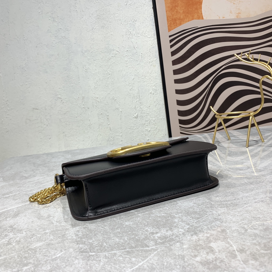 【520甄选】VALENTINO华家 女士MINILOCO 小牛皮新品 金属链条和细腻皮革组成别致双提柄,还可拆除变身手 【520甄选】VALENTINO华家 女士MINILOCO 小牛皮新品 金属链条和细腻皮革组成别致双提柄,还可拆除变身手