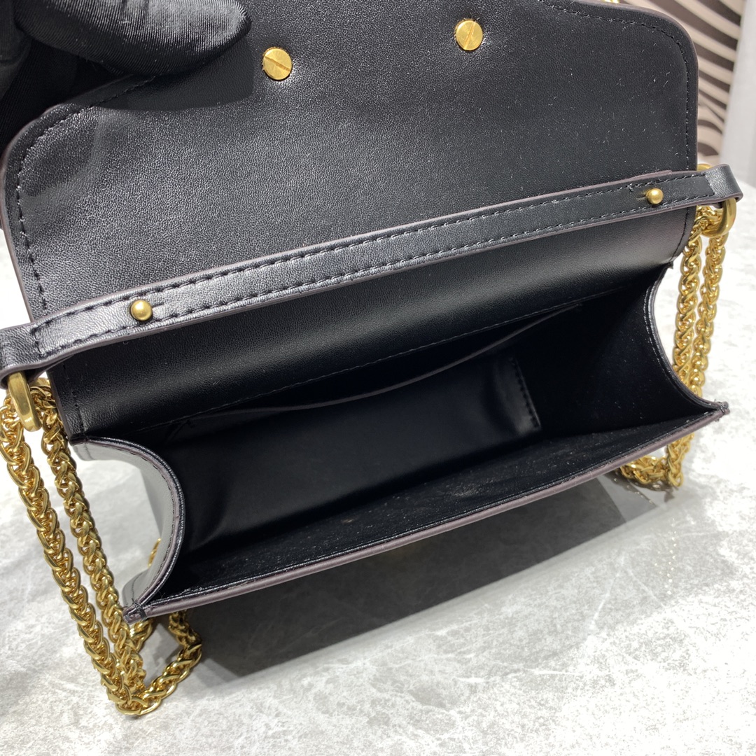 【520甄选】VALENTINO华家 女士MINILOCO 小牛皮新品 金属链条和细腻皮革组成别致双提柄,还可拆除变身手 【520甄选】VALENTINO华家 女士MINILOCO 小牛皮新品 金属链条和细腻皮革组成别致双提柄,还可拆除变身手