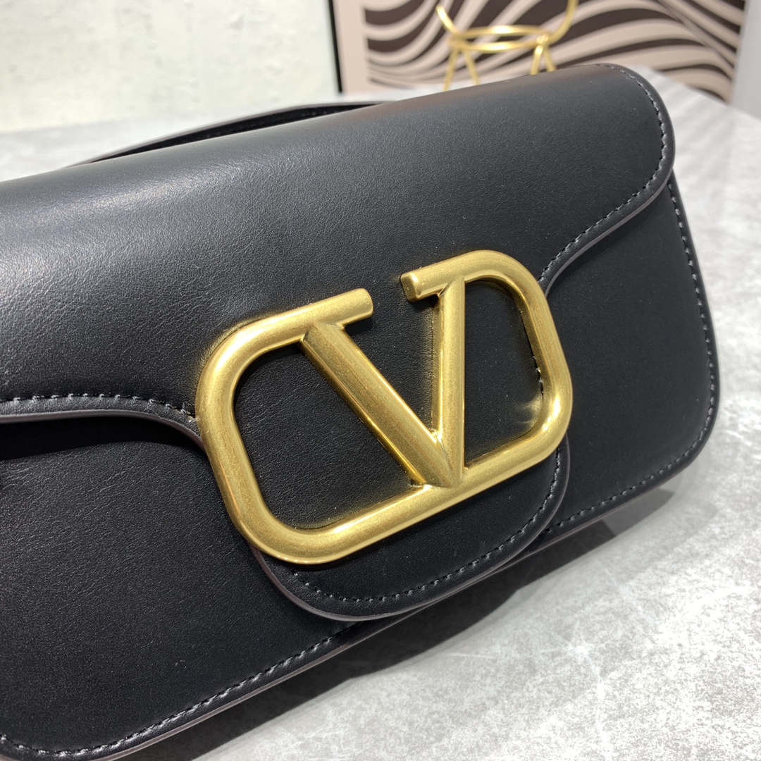 【520甄选】VALENTINO华家 女士MINILOCO 小牛皮新品 金属链条和细腻皮革组成别致双提柄,还可拆除变身手 【520甄选】VALENTINO华家 女士MINILOCO 小牛皮新品 金属链条和细腻皮革组成别致双提柄,还可拆除变身手