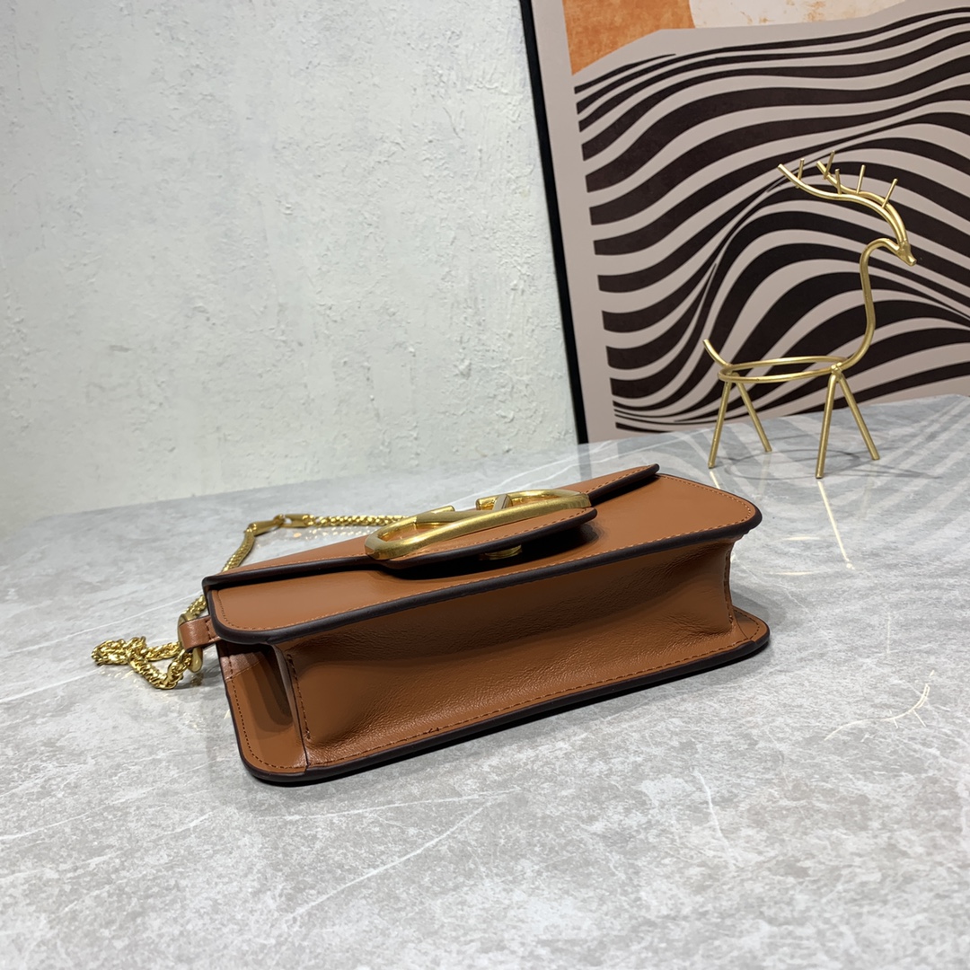 【520甄选】VALENTINO华家 女士MINILOCO 小牛皮新品 金属链条和细腻皮革组成别致双提柄,还可拆除变身手 【520甄选】VALENTINO华家 女士MINILOCO 小牛皮新品 金属链条和细腻皮革组成别致双提柄,还可拆除变身手