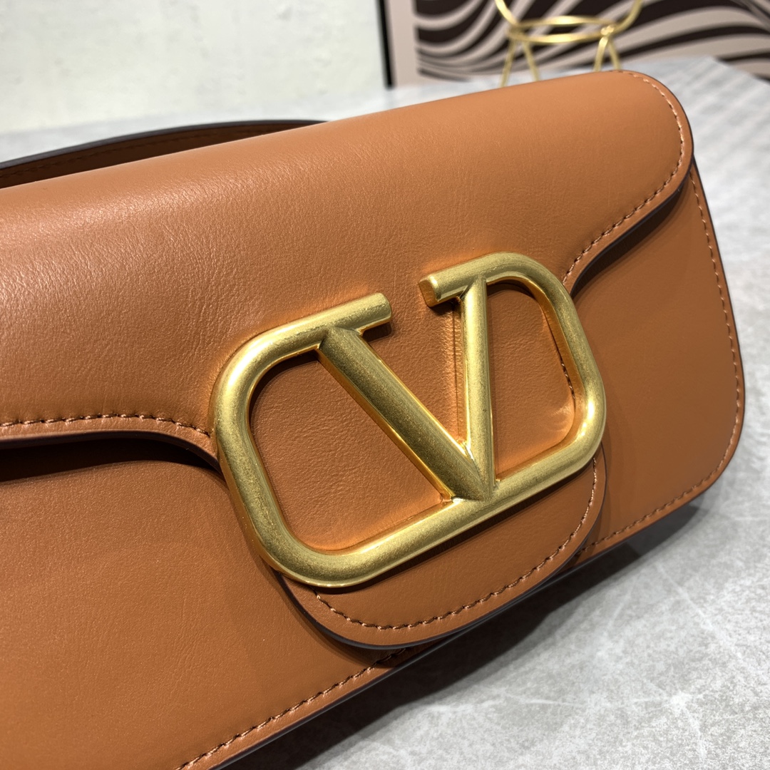 【520甄选】VALENTINO华家 女士MINILOCO 小牛皮新品 金属链条和细腻皮革组成别致双提柄,还可拆除变身手 【520甄选】VALENTINO华家 女士MINILOCO 小牛皮新品 金属链条和细腻皮革组成别致双提柄,还可拆除变身手