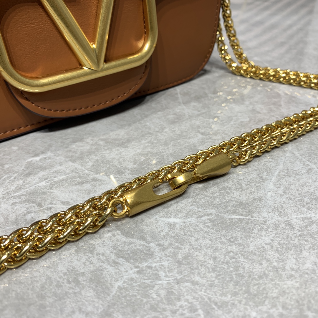 【520甄选】VALENTINO华家 女士MINILOCO 小牛皮新品 金属链条和细腻皮革组成别致双提柄,还可拆除变身手 【520甄选】VALENTINO华家 女士MINILOCO 小牛皮新品 金属链条和细腻皮革组成别致双提柄,还可拆除变身手