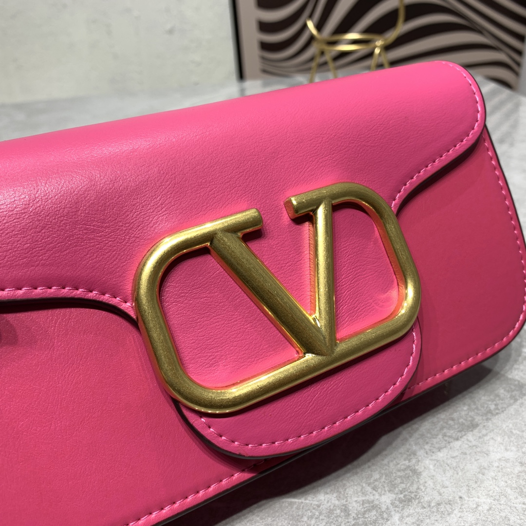 【520甄选】VALENTINO华家 女士MINILOCO 小牛皮新品 金属链条和细腻皮革组成别致双提柄,还可拆除变身手 【520甄选】VALENTINO华家 女士MINILOCO 小牛皮新品 金属链条和细腻皮革组成别致双提柄,还可拆除变身手
