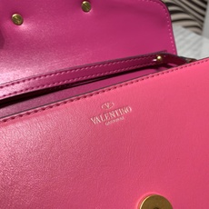 【520甄选】VALENTINO华家 女士MINILOCO 小牛皮新品 金属链条和细腻皮革组成别致双提柄,还可拆除变身手 【520甄选】VALENTINO华家 女士MINILOCO 小牛皮新品 金属链条和细腻皮革组成别致双提柄,还可拆除变身手