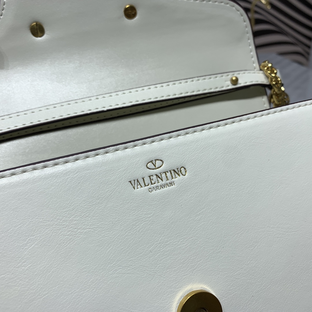 【520甄选】VALENTINO华家 女士MINILOCO 小牛皮新品 金属链条和细腻皮革组成别致双提柄,还可拆除变身手 【520甄选】VALENTINO华家 女士MINILOCO 小牛皮新品 金属链条和细腻皮革组成别致双提柄,还可拆除变身手