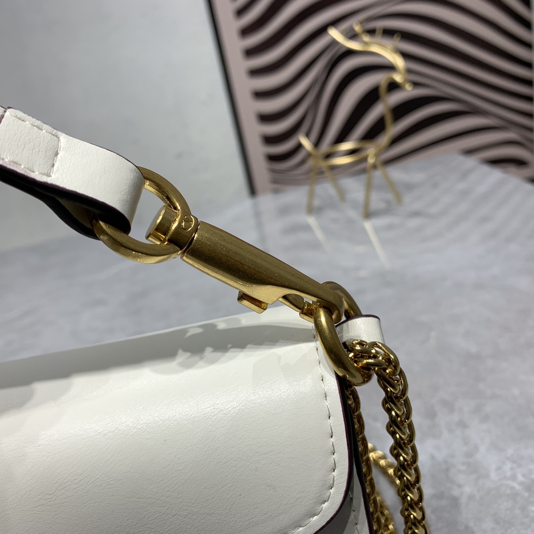 【520甄选】VALENTINO华家 女士MINILOCO 小牛皮新品 金属链条和细腻皮革组成别致双提柄,还可拆除变身手 【520甄选】VALENTINO华家 女士MINILOCO 小牛皮新品 金属链条和细腻皮革组成别致双提柄,还可拆除变身手