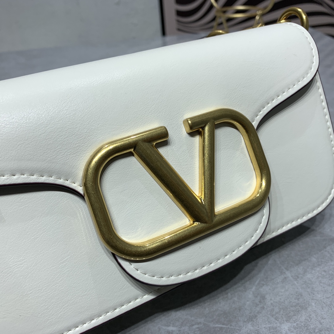 【520甄选】VALENTINO华家 女士MINILOCO 小牛皮新品 金属链条和细腻皮革组成别致双提柄,还可拆除变身手 【520甄选】VALENTINO华家 女士MINILOCO 小牛皮新品 金属链条和细腻皮革组成别致双提柄,还可拆除变身手