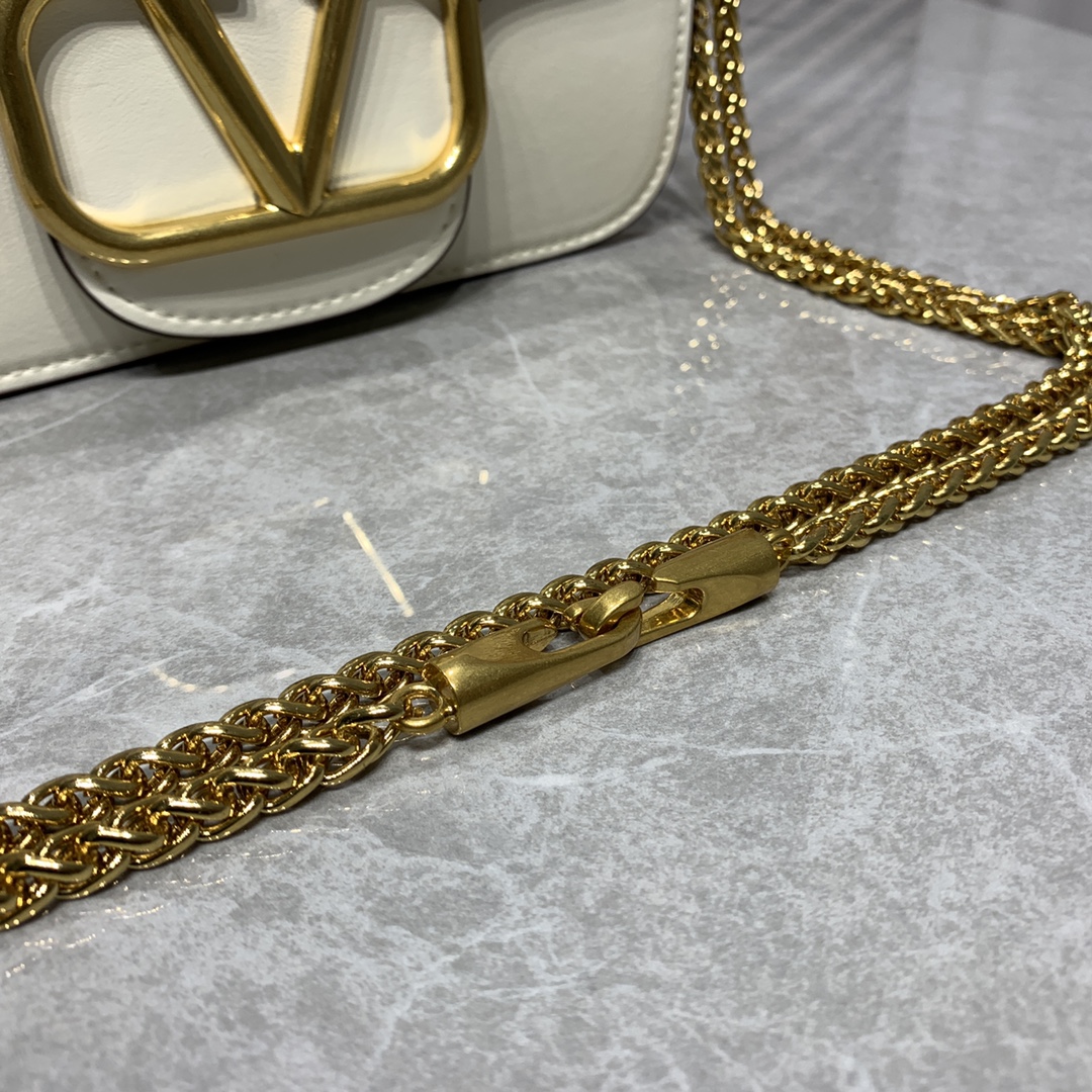 【520甄选】VALENTINO华家 女士MINILOCO 小牛皮新品 金属链条和细腻皮革组成别致双提柄,还可拆除变身手 【520甄选】VALENTINO华家 女士MINILOCO 小牛皮新品 金属链条和细腻皮革组成别致双提柄,还可拆除变身手
