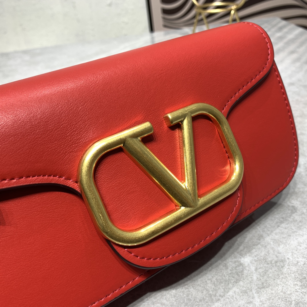 【520甄选】VALENTINO华家 女士MINILOCO 小牛皮新品 金属链条和细腻皮革组成别致双提柄，还可拆除变身手