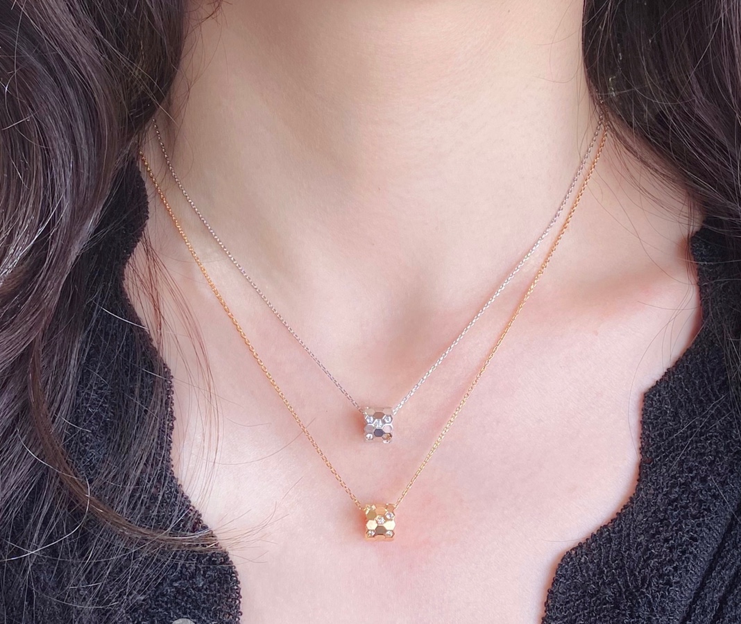 NO:103830,ZP edition CNC exquisite sculptures and beautiful wavy circle honeycomb series necklaces (the stacking effect is more beautiful) luxury high-end customization and honeycomb bee My Love replicates the love of the honeycomb in the heart, brings love on your body, and builds a love nest together. Super shines We guarantee 925 sterling silver pendant sterling silver chain [the goods outside are silver chain body, copper pendant], shangmei, necklace, pure silver19860909ZP开版CNC精雕尚美 波浪圆圈蜂窝 系列项链（叠戴效果更美）奢侈 高端定制沿用蜂窝Bee My Love 将蜂巢的爱情复刻于心间,把爱带在身上,共筑爱巢 超级闪耀  我们保证 925纯银吊坠 纯银链【外面的货是银链身 铜吊坠】,尚美,necklace,pure silver,Jewelry